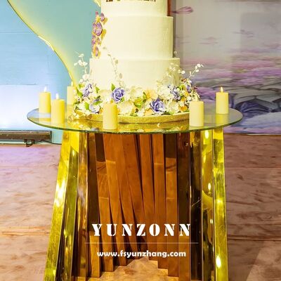 Καλή τιμή Τραπέζι επίδειξης γαμήλιας τούρτας από λευκό γυαλί με στρογγυλή χρυσή βάση φωλιάς από ανοξείδωτο ατσάλι για έπιπλα ξενοδοχείου σε απευθείας σύνδεση